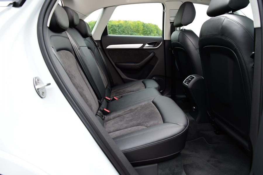 Интерьер Audi Q3 2.0 TDI Quattro (8U) 2015 года  (UK) (фото 2 из 6)